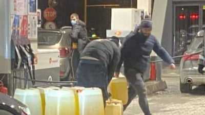 Cozi la benzinării. Românii au mers cu bidoane, tomberoane și canistre