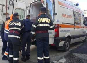Un autoturism a părăsit partea carosabilă la Drăganu. Victimă transportată la spital! 1 ambulanta pompieri