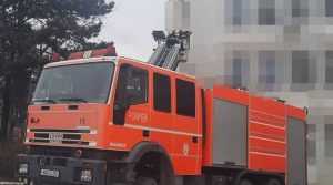 Un copac a căzut peste o casă în comuna Izvorul! 1 pompieri