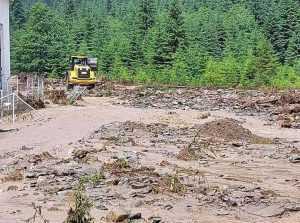 Drum forestier din Argeș surpat din cauza vremii! Două autoturisme cu 4 persoane au rămas blocate 1 inundatii (ISU Arges)