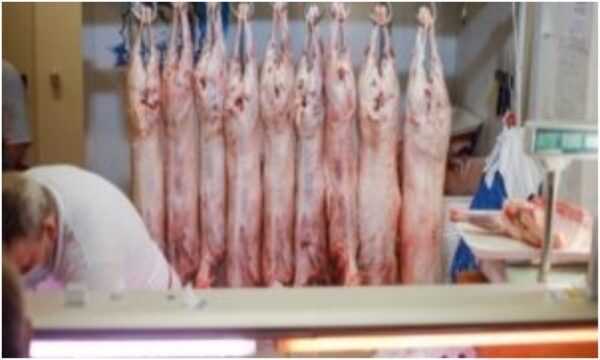 Prețul la carnea de miel a scăzut în Sâmbăta Mare. Cât costă 1 kg pentru masa de Paște? 2 miei piata