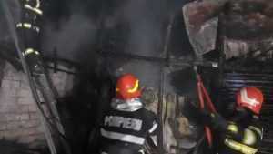Incendiu la o casă din Curtea de Argeș! 1 incendiu ISU ARGES 1 - Incendiu la o casă din Curtea de Argeș!
