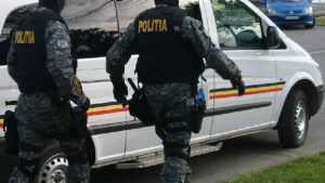 I-a tăiat cauciucurile administratorului, după ce a dat cu frișca pe camerele video! 1 mascati descindceri