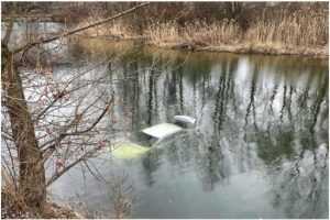 (Video) Autoturism căzut în apă la Budeasa! 1 masina apa Budeasa