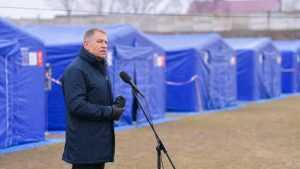Președintele Iohannis: Țara noastră nu va fi implicată în conflictul din Ucraina 1 Klaus Iohannis la tabara de refugiati din Vama Siret