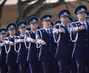 Bătaie de joc pentru polițiști! Au primit uniforme cu 3 numere mai mari! 1 uniforme politisti