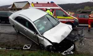 ACUM! O mașină a intrat într-un cap de pod la Izvoru! 18 masina cap de pod 2 - ACUM! O mașină a intrat într-un cap de pod la Izvoru!