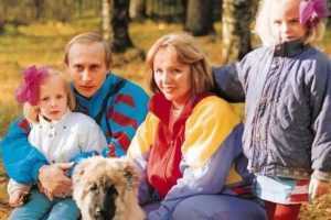 Putin ar avea 5 copii: două moștenitoare oficiale și 3 ascunși de ochii lumii! 10 Vladimir Putin alatui de familie