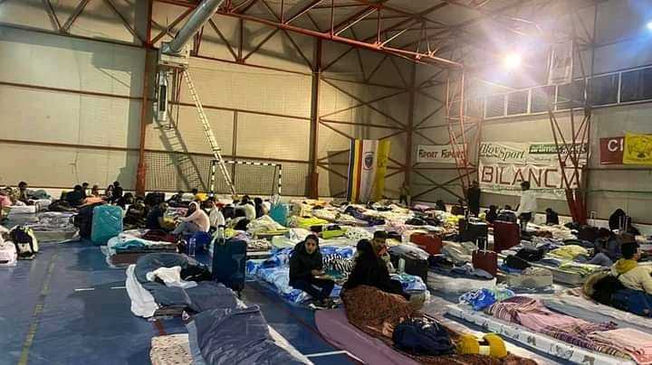 47 de spații de cazare pentru refugiați, cu masă inclusă, la Liceul Astra! 2 refugiati sala sport