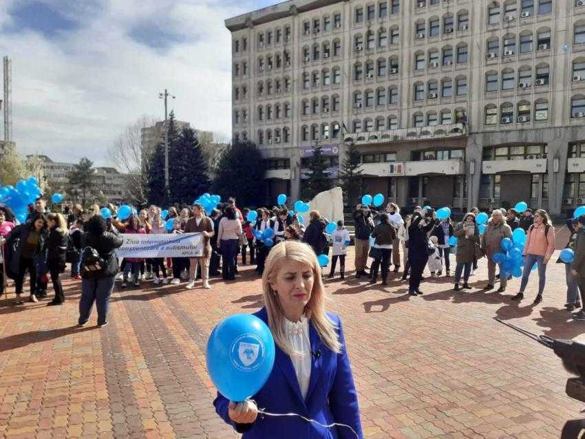 Copiii cu autism - sprijiniți cu baloane, o dată pe an... O ședință de terapie costă între 90-120 lei! 1 Andreea Badea - Copiii cu autism - sprijiniți cu baloane, o dată pe an... O ședință de terapie costă între 90-120 lei!