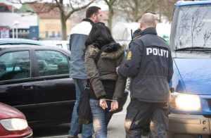 Două muieri au bătut un bărbat și i-au furat și 1700 lei! Muscel Style! 26 arestate