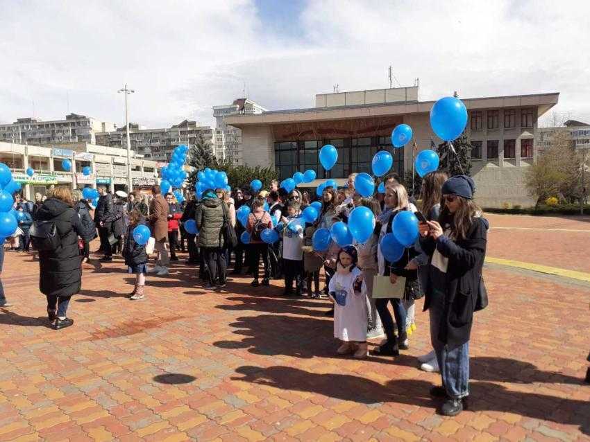 Copiii cu autism - sprijiniți cu baloane, o dată pe an... O ședință de terapie costă între 90-120 lei! 3 autism1 - Copiii cu autism - sprijiniți cu baloane, o dată pe an... O ședință de terapie costă între 90-120 lei!