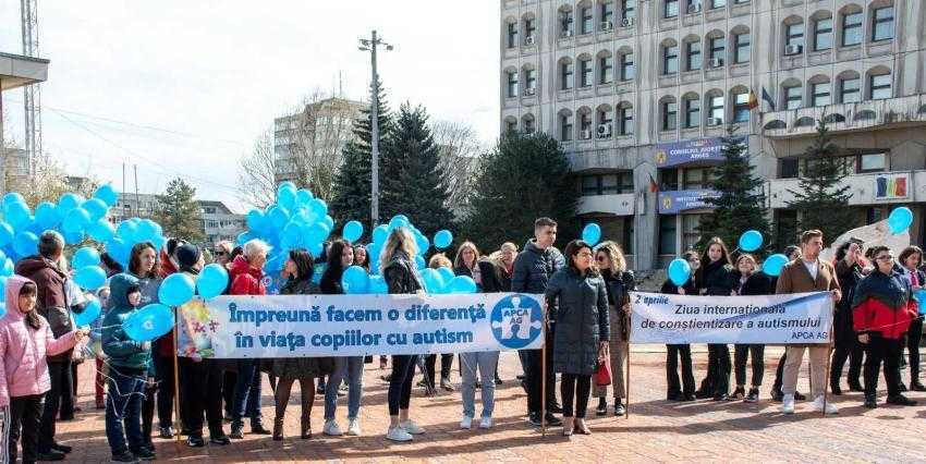 Copiii cu autism - sprijiniți cu baloane, o dată pe an... O ședință de terapie costă între 90-120 lei! 2 autism2 - Copiii cu autism - sprijiniți cu baloane, o dată pe an... O ședință de terapie costă între 90-120 lei!
