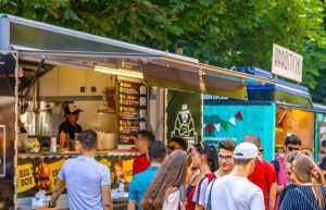 Zonă destinată experiențelor culinare, în Parcul Lunca Argeșului, la Simfonia Lalelelor! 1 la food truck
