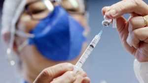 Vaccin experimental pe bază de ARNm. Reduce riscul de deces la cancerul de piele 1 vaccinare la chiuveta