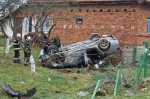 Doi tineri s-au răsturnat cu mașina într-o grădină din Câmpulung! 1 accidentc-lung3