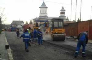 Comesad asfaltează două drumuri la Corbeni 18 muncitori Comesad asfaltare Corbeni