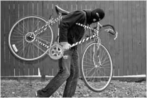 Reținut pentru 24 de ore! A furat o bicicletă din scara unui bloc din Pitești 1 din scara