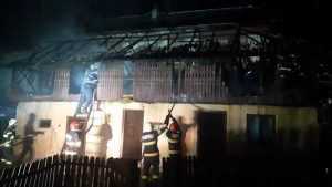 (VIDEO) Incendiu puternic la o casă din Argeș! Femeie transportată la spital 25 incendiu casă Arges