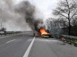 (VIDEO) Autoutilitară în flăcări! 3 oameni se aflau în interior 1 incendiu-autoutilitara