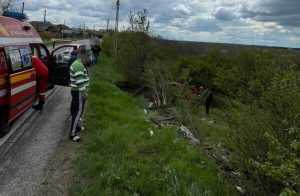 Mașină răsturnată la Buzoiești! Persoană captivă în autoturism! 14 accident masina buzoiesti