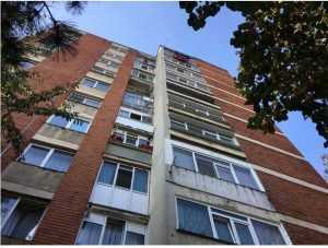 Bloc Leonard Miron Pitesti - Fostul secretar de stat din fostul guvern Văcăroiu s-a aruncat, împreună cu soția sa, de la etajul 7 al unui bloc!