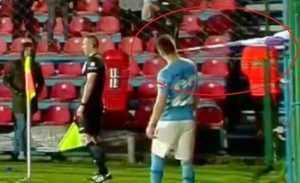 Faza jenantă a serii! Un suporter FC Argeș a înțepat cu un băț jucătorul de la Voluntari! 1 Rata lovit cu steagul FC arges