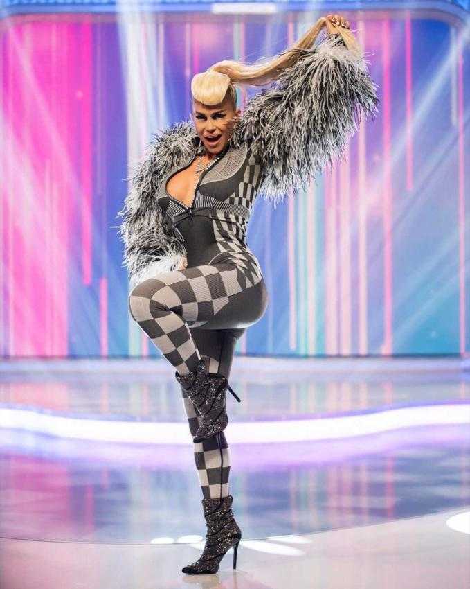 Vrei să fii unică? Alege să strălucești în ținutele Queen Atelier! 5 anda adam2 - Vrei să fii unică? Alege să strălucești în ținutele Queen Atelier!