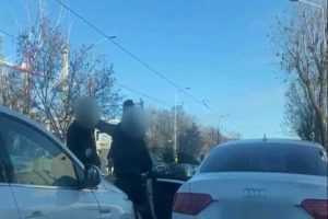 La un pas de bătaie în trafic! Polițiștii piteșteni fac cercetări și caută persoanele implicate 11 la bataie trafic