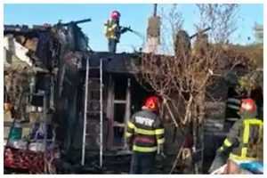 (Video) Casă din Rociu distrusă de flăcări! O femeie a făcut atac de panică 1 incendiu din rociu