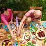 masa de paste central - Cât timp putem păstra la frigider mâncarea de Paște?