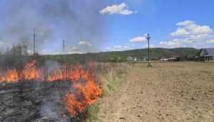 Al treilea incendiu pe ziua de azi! Pompierii sunt în alertă! 30 incendiu-vegetatie