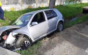 (VIDEO) A ajuns cu mașina într-un cap de pod! Un bărbat este rănit 1 accident-brosteni