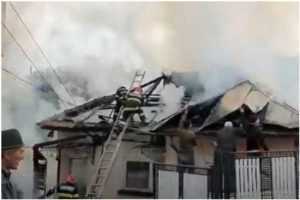 (VIDEO) La Stoenești au ars 250 de metri pătrați dintr-un acoperiș și două anexe! 1 foc la o gospodarie