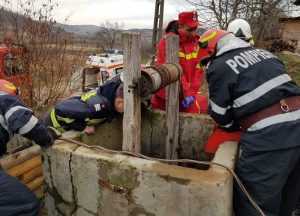 Tragedie la Oarja! Bărbat decedat scos dintr-un puț de pompieri 1 01 isu crisana salvat fantana - Tragedie la Oarja! Bărbat decedat scos dintr-un puț de pompieri