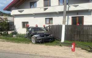 (FOTO) Un șofer începător a ajuns cu BMW-ul într-un gard 11 accident-micesti (2)