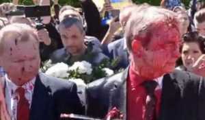 Ambasadorul Rusiei a fost atacat la o ceremonie din Varșovia! 7 ambasador rusia varsovia ziua victoriei vopsea rosie 1024x598 1 - Ambasadorul Rusiei a fost atacat la o ceremonie din Varșovia!