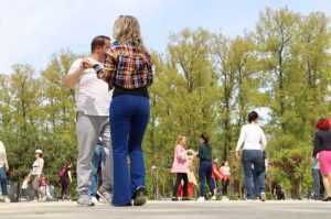 Mâine: Învață GRATIS să dansezi! Super- propunere în Lunca Argeșului! 7 cursuri-dans
