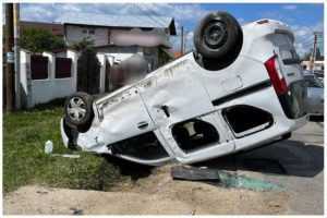Două mașini s-au ciocnit la Moșoaia! Un bărbat de 61 ani transportat la spital! 29 un autoturism rasturnat