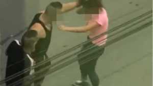 Argeșeancă bătută de doi indivizi! Agresorii, prinși de polițiști 10 femeie batuta - Argeșeancă bătută de doi indivizi! Agresorii, prinși de polițiști