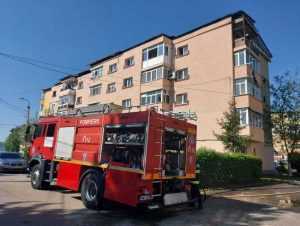 Acum: Explozie urmată de incendiu într-un apartament din Câmpulung 13 pompieri-clung