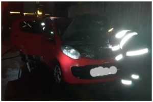 Incendiu la un autoturism în comuna Pietroșani! 16 în auto