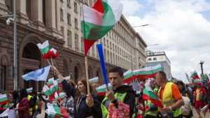 OTlmMjExOTQxZTQxNDU0ZWViZTg4YjkwOWY.thumb - Bulgaria renunță la taxa pe pâine, mărește alocațiile și pensiile. Toate în urma protestelor din stradă