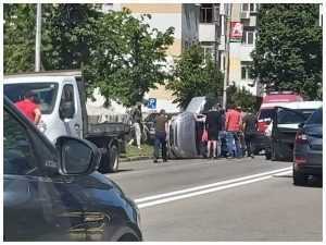 (VIDEO) Și-a luat permisul la 71 de ani si a răsturnat mașina ca la raliu! 5 în pitesti accident
