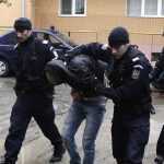 Ce ascundea sub haine un bărbat oprit de polițiști pe o stradă din Pitești? A fost sancționat imediat 10 barbat-prins-politie