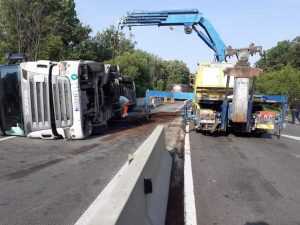 Trafic blocat pe DN 65, după ce un TIR s-a răsturnat 1 tir-rasturnat