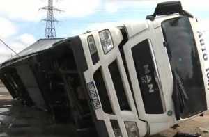 tir doborat - Două TIR-uri aflate în mers - doborâte de vânt