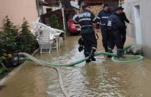 Trei curți inundate de apă din cauza canalizării, în Mioveni! 1 Inundatii ISU
