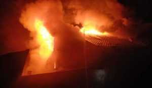 Explozie urmată de un incendiu într-o casă din Argeș! Proprietarul are arsuri pe 70% din corp 4 incendiu-casa