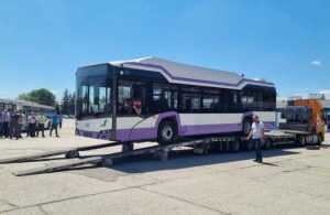 autobuze noi Pitesti 2 1 e1654171439569 - PITEȘTI! A venit primul autobuz electric! E alb violet și vă puteți încărca telefonul în el!
